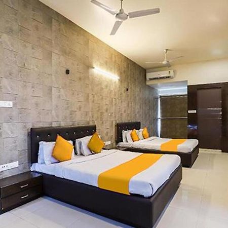 OYO 71730 Hotel Marigold Surat Buitenkant foto