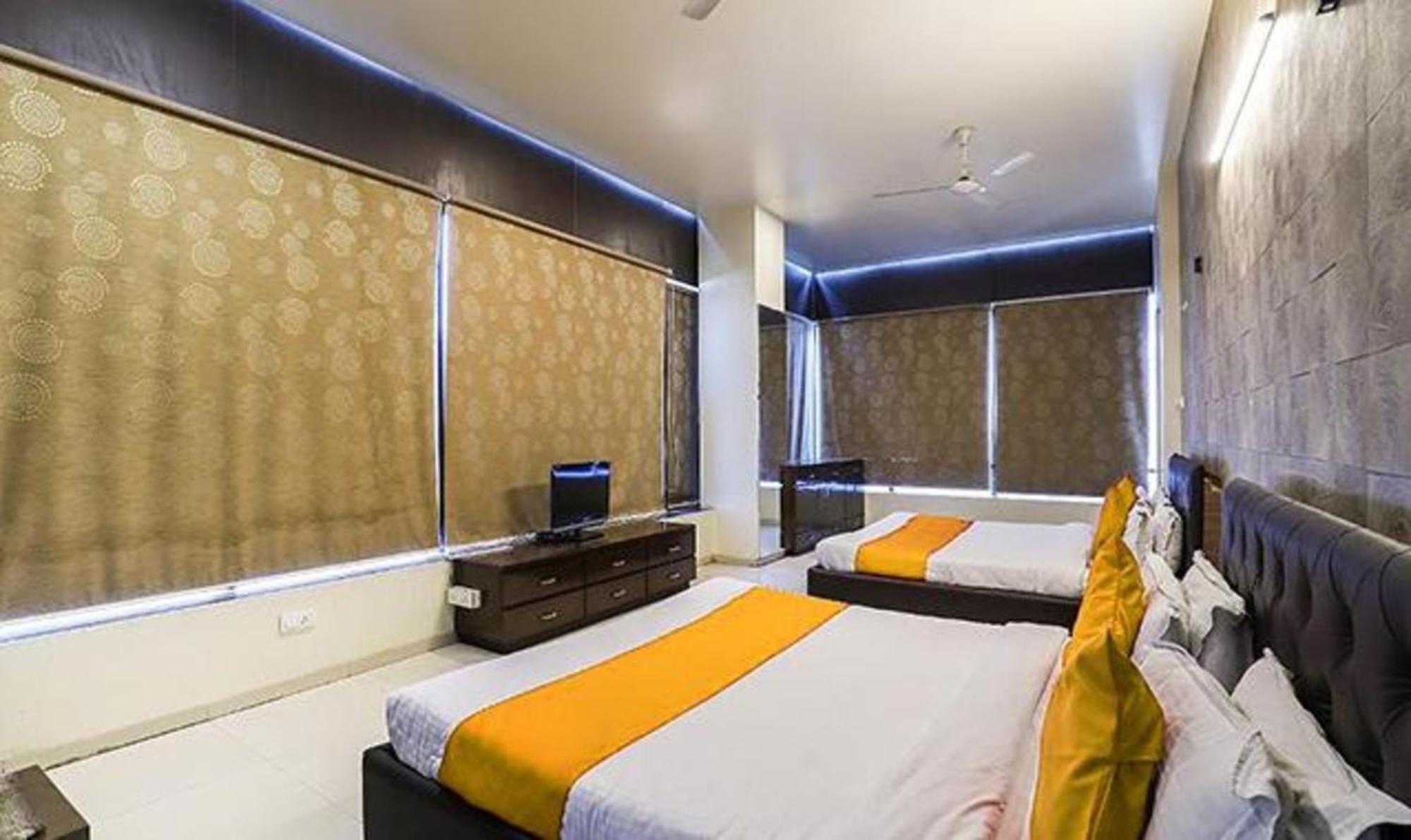 OYO 71730 Hotel Marigold Surat Buitenkant foto