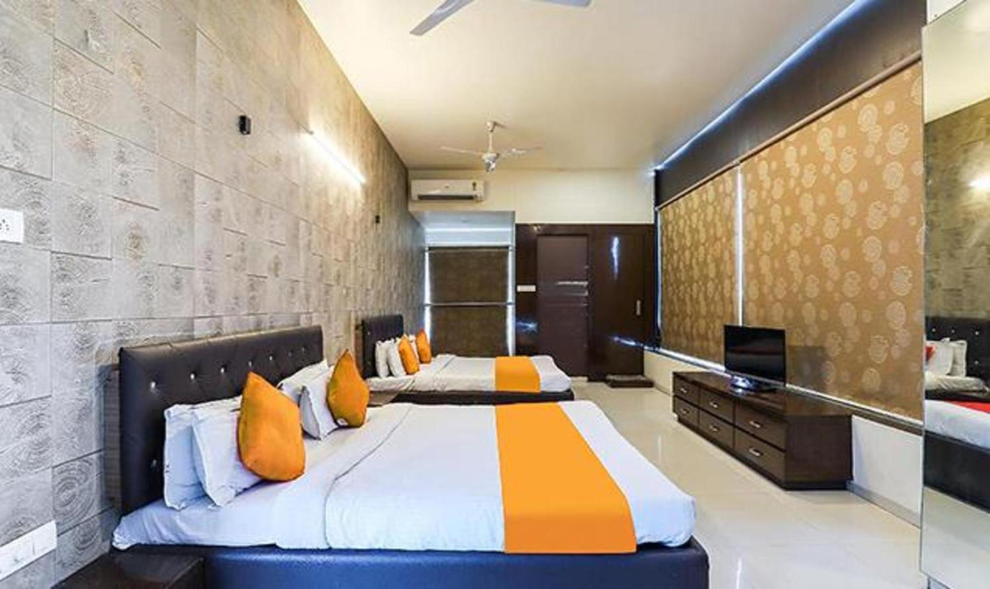 OYO 71730 Hotel Marigold Surat Buitenkant foto
